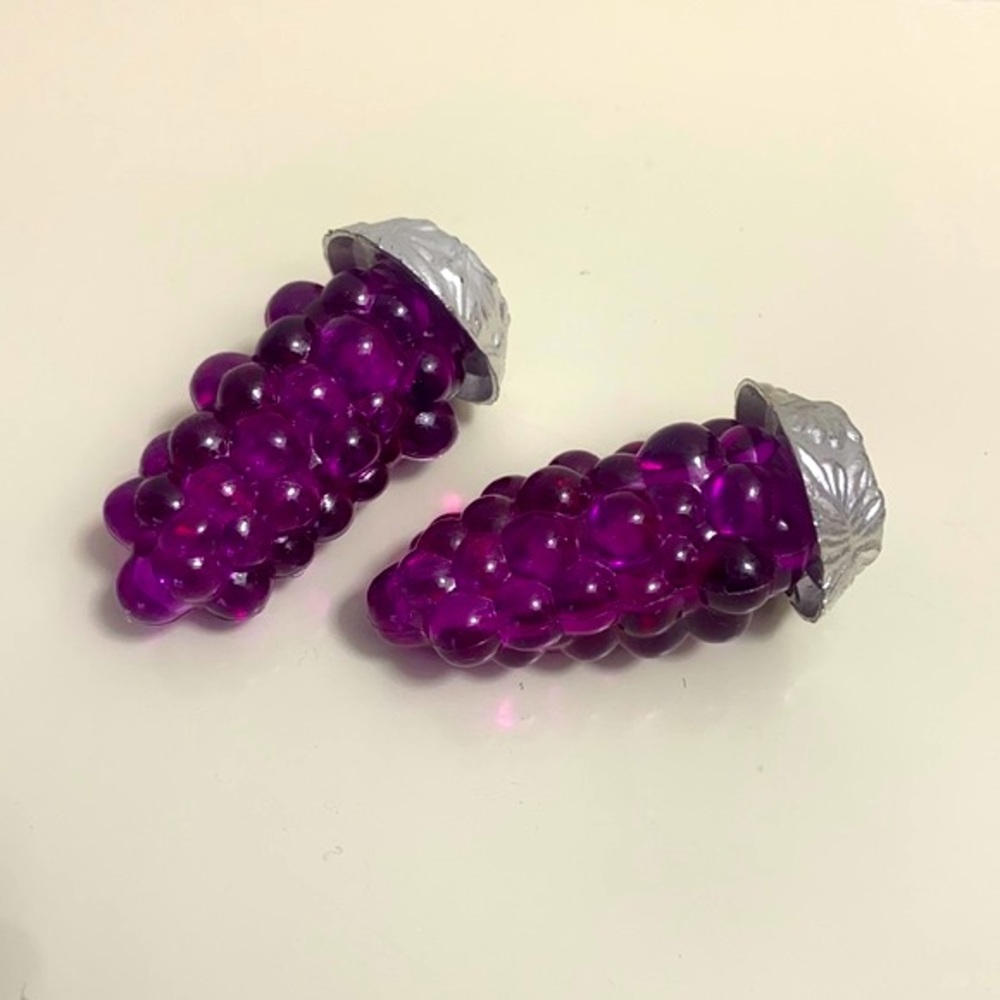 Vintage 🧂 Purple Plastic Grapes S&P Salt & Pepper Spice Shaker Set